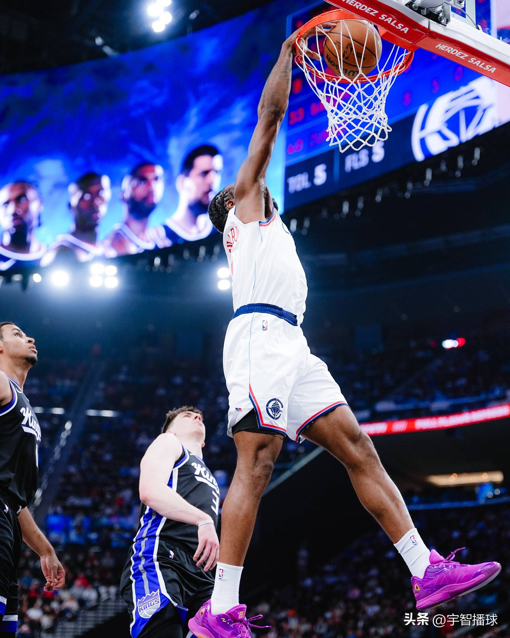 北京队完胜雷霆，伦纳德状态火热